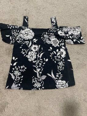 INC-Black & White Top